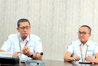 Kepala BPJS Kesehatan Cabang Pamekasan Nuzuludin Hasan didampingi Kepala Bagian SDM, Umum dan Komunikasi Ary Udiyanto saat memberikan keterangan pers. (MOH. IQBALUL KHAVEI MZ / KLIKMADURA)
