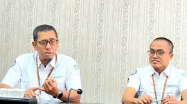 Kepala BPJS Kesehatan Cabang Pamekasan Nuzuludin Hasan didampingi Kepala Bagian SDM, Umum dan Komunikasi Ary Udiyanto saat memberikan keterangan pers. (MOH. IQBALUL KHAVEI MZ / KLIKMADURA)