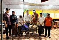 Perwakilan pengurus AJP dan beberapa organisasi menyerahkan bantuan berupa nasi bungkus kepada BPBD Pamekasan untuk dibagikan kepada korban banjir. (MOH. IQBALUL KHAVEI MZ / KLIKMADURA)