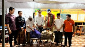 Perwakilan pengurus AJP dan beberapa organisasi menyerahkan bantuan berupa nasi bungkus kepada BPBD Pamekasan untuk dibagikan kepada korban banjir. (MOH. IQBALUL KHAVEI MZ / KLIKMADURA)