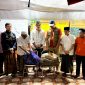 Perwakilan pengurus AJP dan beberapa organisasi menyerahkan bantuan berupa nasi bungkus kepada BPBD Pamekasan untuk dibagikan kepada korban banjir. (MOH. IQBALUL KHAVEI MZ / KLIKMADURA)
