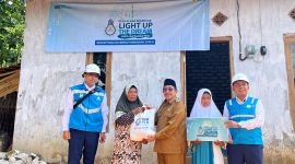 Wakil Bupati Sumenep KH. Imam Hasyim bersama Manager PLN UP3 Madura Fahmi Fahresi menyerahkan bantuan listrik gratis secara simbolis di Desa Daramista, Kecamatan Lenteng, Kabupaten Sumenep. (MOH. IQBALUL KHAVEI MZ / KLIKMADURA)