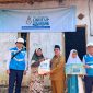 Wakil Bupati Sumenep KH. Imam Hasyim bersama Manager PLN UP3 Madura Fahmi Fahresi menyerahkan bantuan listrik gratis secara simbolis di Desa Daramista, Kecamatan Lenteng, Kabupaten Sumenep. (MOH. IQBALUL KHAVEI MZ / KLIKMADURA)