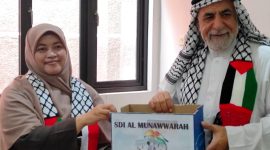 Kepala SDI Al Munawwarah Dedeh Rosidah, S.Pd menyerahkan donasi untuk Palestina kepada Syeikh Omar Ied Abdel Qodir.