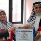 Kepala SDI Al Munawwarah Dedeh Rosidah, S.Pd menyerahkan donasi untuk Palestina kepada Syeikh Omar Ied Abdel Qodir.
