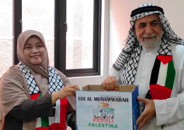 Kepala SDI Al Munawwarah Dedeh Rosidah, S.Pd menyerahkan donasi untuk Palestina kepada Syeikh Omar Ied Abdel Qodir.