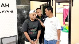 Kapolres Sampang AKBP Hartono (kaus putih) berbincang dengan MS tersangka pembunuhan asal Dusun Bliker, Desa Tamberu Daya, Kecamatan Sokobanah, Kabupaten Sampang. (POLRES SAMPANG FOR KLIKMADURA).