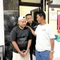 Kapolres Sampang AKBP Hartono (kaus putih) berbincang dengan MS tersangka pembunuhan asal Dusun Bliker, Desa Tamberu Daya, Kecamatan Sokobanah, Kabupaten Sampang. (POLRES SAMPANG FOR KLIKMADURA).