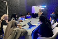 Direktur Klik Madura Sari Purwati saat mengisi materi pada kegiatan PSC Seasion I di Studio Catatan Pena Klik Madura.