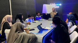 Direktur Klik Madura Sari Purwati saat mengisi materi pada kegiatan PSC Seasion I di Studio Catatan Pena Klik Madura.
