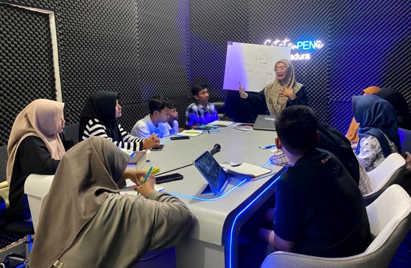 Direktur Klik Madura Sari Purwati saat mengisi materi pada kegiatan PSC Seasion I di Studio Catatan Pena Klik Madura.