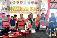 Kasatreskrim Polres Pamekasan AKP Doni Setiawan (rompi hitam) menunjukkan barang bukti yang disita selama operasi pekat semeru di Mapolres Pamekasan. (MOH. IQBALUL KHAVEI MZ / KLIKMADURA)