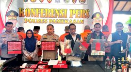 Kasatreskrim Polres Pamekasan AKP Doni Setiawan (rompi hitam) menunjukkan barang bukti yang disita selama operasi pekat semeru di Mapolres Pamekasan. (MOH. IQBALUL KHAVEI MZ / KLIKMADURA)