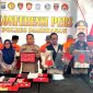 Kasatreskrim Polres Pamekasan AKP Doni Setiawan (rompi hitam) menunjukkan barang bukti yang disita selama operasi pekat semeru di Mapolres Pamekasan. (MOH. IQBALUL KHAVEI MZ / KLIKMADURA)