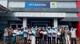Manager PLN UP3 Madura Fahmi Fahrezi bersama tim PIKK foto bersama usai menyerahkan bantuan sembako kepada abang becak.
