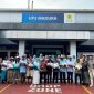 Manager PLN UP3 Madura Fahmi Fahrezi bersama tim PIKK foto bersama usai menyerahkan bantuan sembako kepada abang becak.