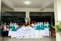 Tim PIKK PLN UP3 Madura foto bersama usai menyerahkan bantuan sembako di Panti Asuhan Muhammadiyah Pamekasan.