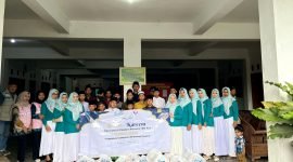 Tim PIKK PLN UP3 Madura foto bersama usai menyerahkan bantuan sembako di Panti Asuhan Muhammadiyah Pamekasan.