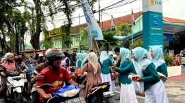 Srikandi dan Persatuan Istri Karyawan dan Karyawati (PIKK) PLN UP3 Madura bagi-bagi takjil kepada pengendara.