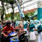 Srikandi dan Persatuan Istri Karyawan dan Karyawati (PIKK) PLN UP3 Madura bagi-bagi takjil kepada pengendara.