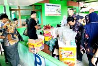 Suasana pasar murah yang digelar Disperindag Pamekasan.