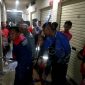 Petugas pemadam kebakaran berjibaku menjinakkan api yang melalap salah satu kios di Pasar Kolpajung Pamekasan.
