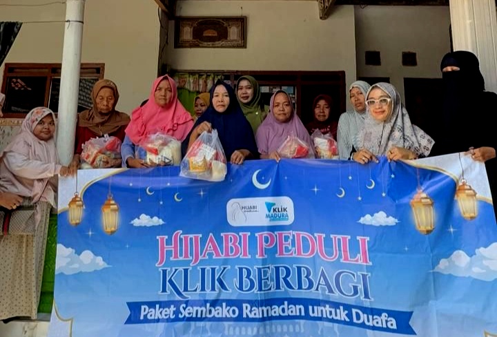 Tim Hijabi Madura dan Klik Madura foto bersama penerima paket sembako di Kelurahan Kolpajung, Kecamatan Kota Pamekasan.