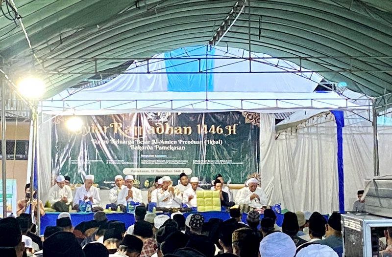 Pimpinan dan Pengasuh Ponpes Al-Amien Prenduan KH. Dr. Achmad Fauzi Tdjani Djauhari memimpin istighasah saat kegiatan syiar ramadan yang digelar IKBAL Bakorda Pamekasan di Masjid Miftahul Hidayah, Bulay, Galis, Pamekasan. (IMDAD FAIHA ILA SABILA / KLIKMADURA)