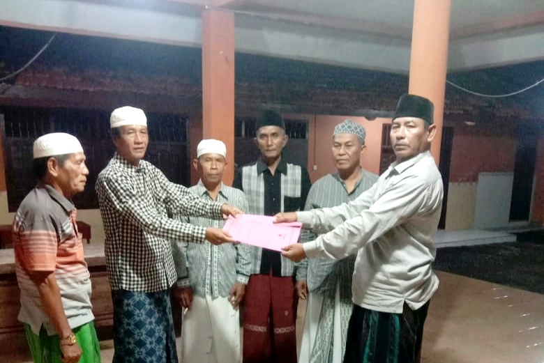Sejumlah warga perwakilan tiga dusun saat menyerahkan penolakan terhadap pergantian pj kades. (ISTIMEWA)