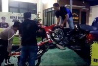 Anggota Polsek Sokobanah menurunkan motor yang terlibat aksi balap liar.