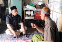 Wakil Bupati Pamekasan, Sukriyanto, mengunjungi Kaderi, pedagang yang diduga menjadi korban penganiayaan.