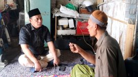 Wakil Bupati Pamekasan, Sukriyanto, mengunjungi Kaderi, pedagang yang diduga menjadi korban penganiayaan.