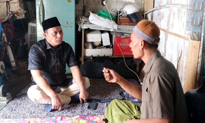 Wakil Bupati Pamekasan, Sukriyanto, mengunjungi Kaderi, pedagang yang diduga menjadi korban penganiayaan.