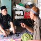 Wakil Bupati Pamekasan, Sukriyanto, mengunjungi Kaderi, pedagang yang diduga menjadi korban penganiayaan.