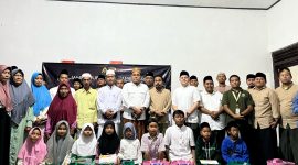 Pengurus AJP foto bersama para undangan usai kegiatan sosial di Balai Jurnalis.