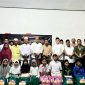 Pengurus AJP foto bersama para undangan usai kegiatan sosial di Balai Jurnalis.