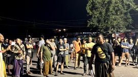 Puluhan pedagang di kawasan eks Stasiun PJKA berkumpul menyampaikan penolakan terhadap rencana penutupan sementara oleh Pemkab Pamekasan. (MOH. IQBALUL KHAVEI MZ / KLIKMADURA)