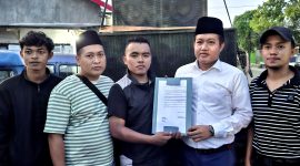 Ketua DPRD Sampang Rudi Kurniawan menerima tuntutan mahasiswa. (MUKSIN IKSAN / KLIKMADURA)