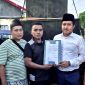 Ketua DPRD Sampang Rudi Kurniawan menerima tuntutan mahasiswa. (MUKSIN IKSAN / KLIKMADURA)