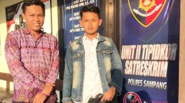 Anggota PTPS Omben, Muksin dan Fahriyanto (pegang tas) saat berada di Mapolres Sampang. (MUKSIN IKSAN / KLIKMADURA)
