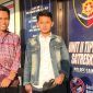 Anggota PTPS Omben, Muksin dan Fahriyanto (pegang tas) saat berada di Mapolres Sampang. (MUKSIN IKSAN / KLIKMADURA)