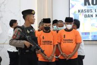 Delapan orang tersangka kasus pesta mercon saat digelandang di Mapolres Pamekasan.