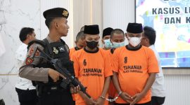 Delapan orang tersangka kasus pesta mercon saat digelandang di Mapolres Pamekasan.