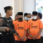 Delapan orang tersangka kasus pesta mercon saat digelandang di Mapolres Pamekasan.