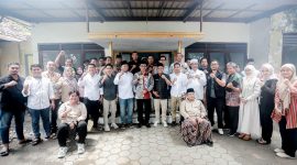 AJP foto bersama bupati, wabup dan sejumlah kepala OPD di lingkungan Pemkab Pamekasan usai bincang santai. (MOH. IQBALUL KHAVEI MZ / KLIKMADURA)