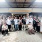 AJP foto bersama bupati, wabup dan sejumlah kepala OPD di lingkungan Pemkab Pamekasan usai bincang santai. (MOH. IQBALUL KHAVEI MZ / KLIKMADURA)