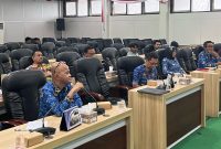 Direktur RSUD Smart Pamekasan dr. Raden Budi Santoso saat memberikan penjelasan di hadapan Komisi IV DPRD Pamekasan. (MOH. IQBALUL KHAVEI MZ / KLIKMADURA)