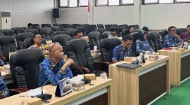 Direktur RSUD Smart Pamekasan dr. Raden Budi Santoso saat memberikan penjelasan di hadapan Komisi IV DPRD Pamekasan. (MOH. IQBALUL KHAVEI MZ / KLIKMADURA)