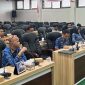 Direktur RSUD Smart Pamekasan dr. Raden Budi Santoso saat memberikan penjelasan di hadapan Komisi IV DPRD Pamekasan. (MOH. IQBALUL KHAVEI MZ / KLIKMADURA)