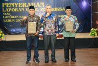 Bupati Pamekasan Dr. KH. Kholilurrahman (kanan) bersama Ketua DPRD Pamekasan Ali Masykur saat menerima Opini WTP dari Kantor BPK Perwakilan Jawa Timur. (PEMKAB PAMEKASAN FOR KLIKMADURA)